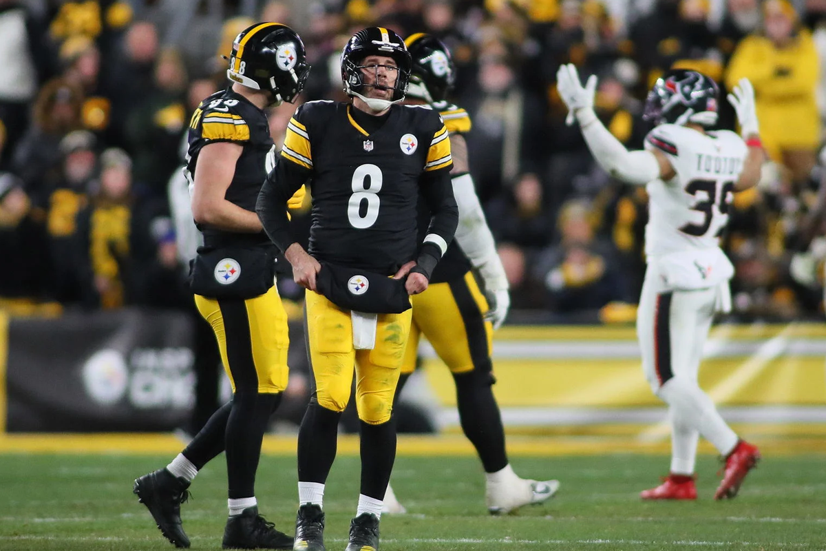 Pittsburgh Steelers 2026: Bold New Era, Same High Stakes 3 Pittsburgh Steelers 2026 quarterback on field during NFL game at Acrisure Stadium
